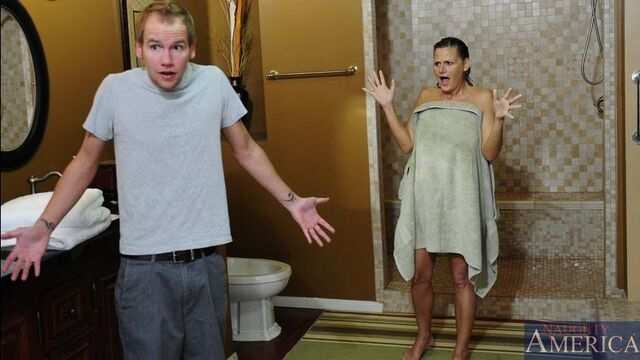 Голая мачеха сделала отличный минет пасынку и на его члене прокатилась