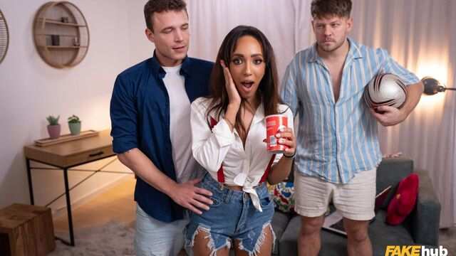 Красотка с большими дойками решила с двумя замутить для большего кайфа